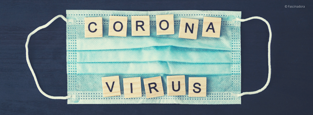 Schriftzug Corona Virus auf einer Einwegmaske