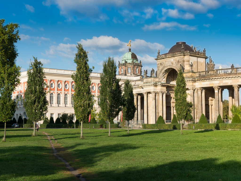 Zu sehen ist das Universitätsgelände Neues Palais der Universität Potsdam