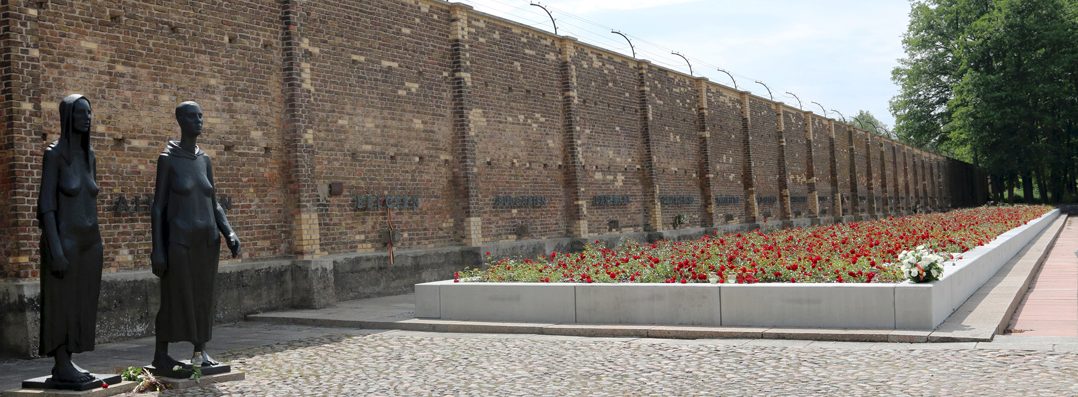 Gedenkstätte Ravensbrück: „Mauer der Nationen“ und Massengrab - Slider