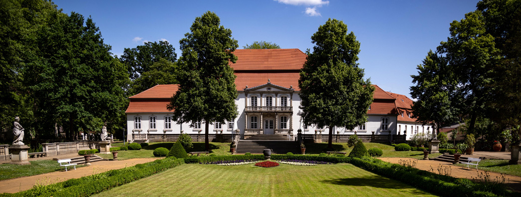 Zu sehen ist das Schloss Wiepersdorf und ein die davor gestaltete Parklandschaft