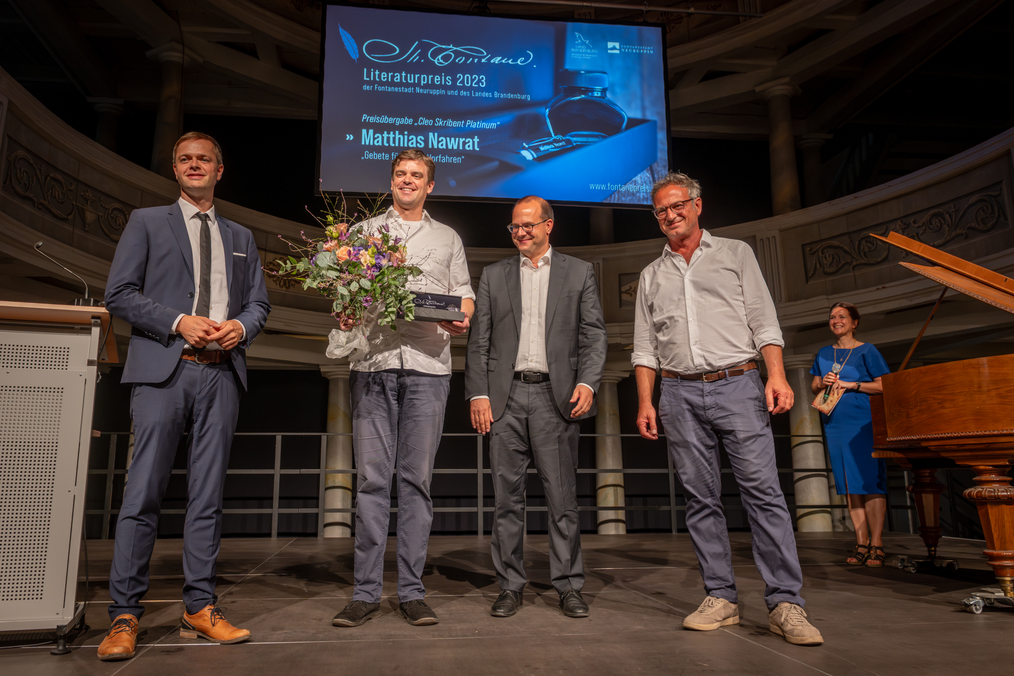 Gezeigt wird ein Foto der Fontane-Literaturpreisverleihung 2023 an Matthias Nawrat