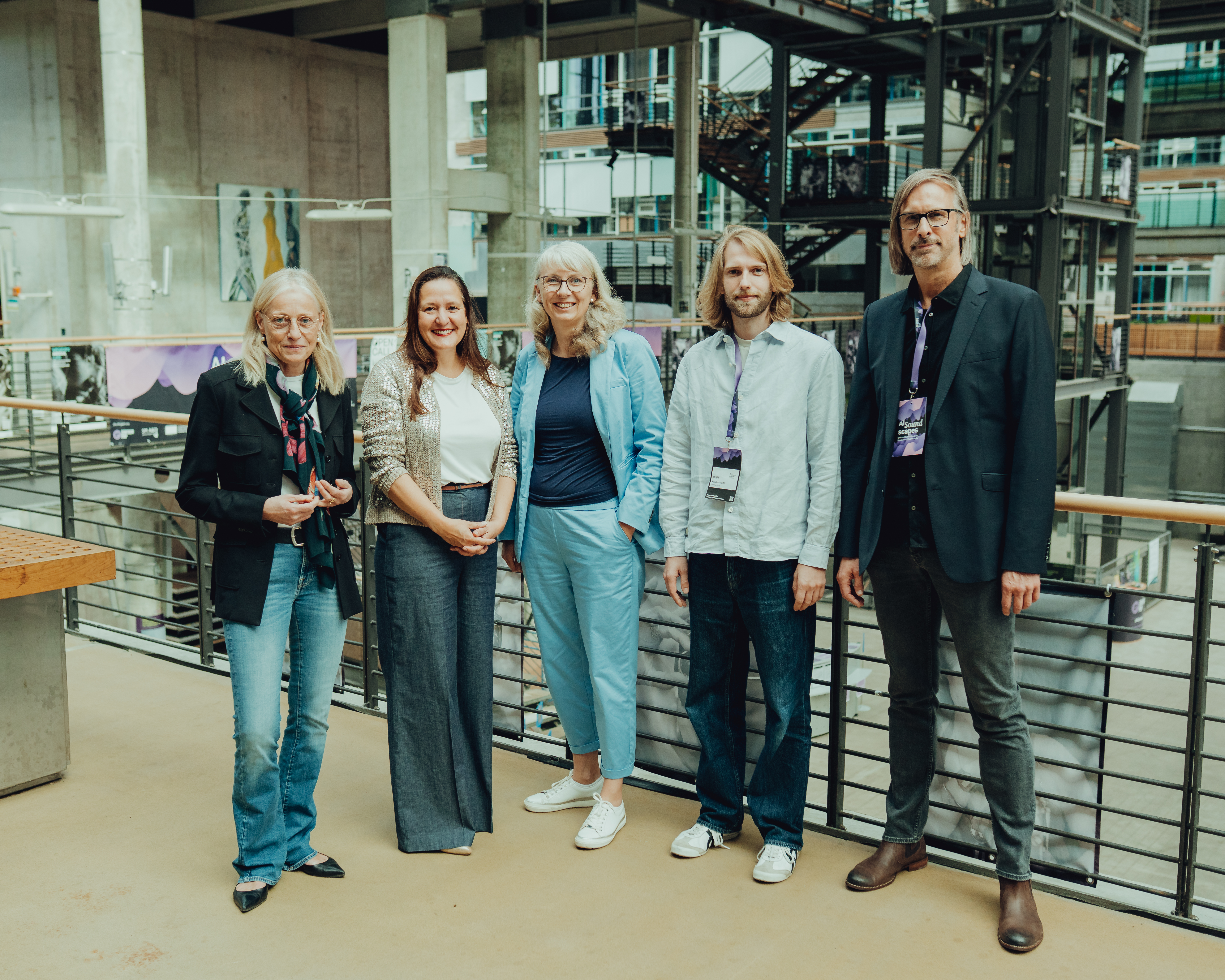 Gruppenfoto mit Ministerin Schüle in der Filmuniversität Babelsberg