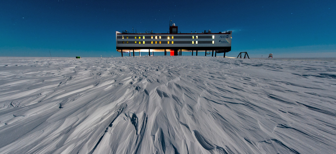 Die deutsche Antarktis-Forschungsstation Neumayer-Station III, Aufnahme bei Nacht/Dunkelheit.  