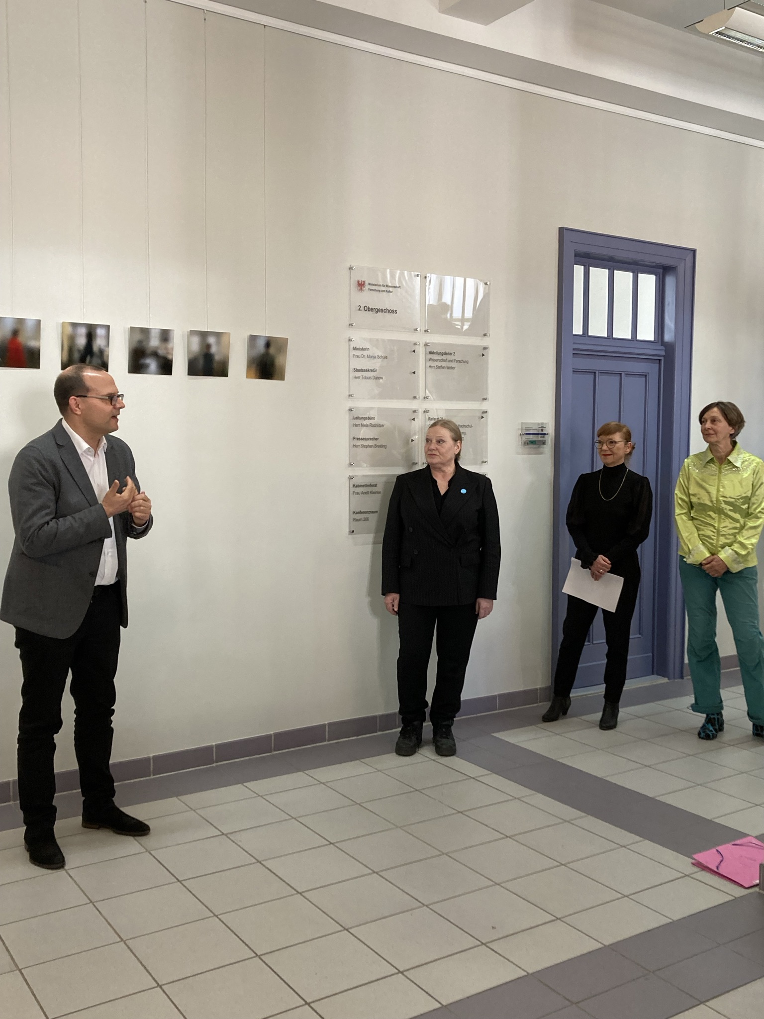 Auf dem Foto werden Staatssekretär Dünow, die Künstlerinnen und die Laudatorin gezeigt