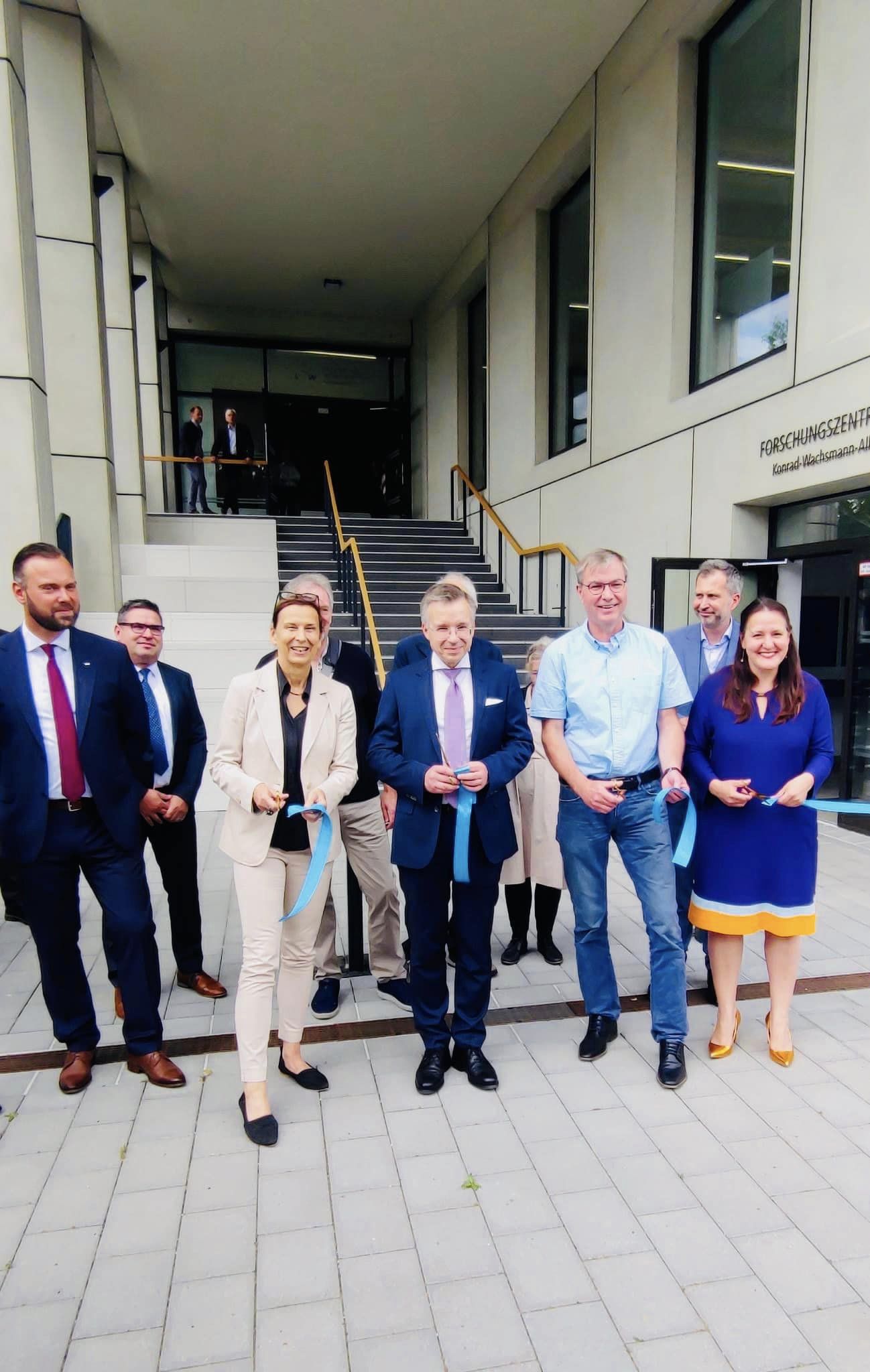 Foto zeigt Ministerin Schüle und BTU-Präsidentin mit anderen Akteuren vor dem neuen Gebäude 