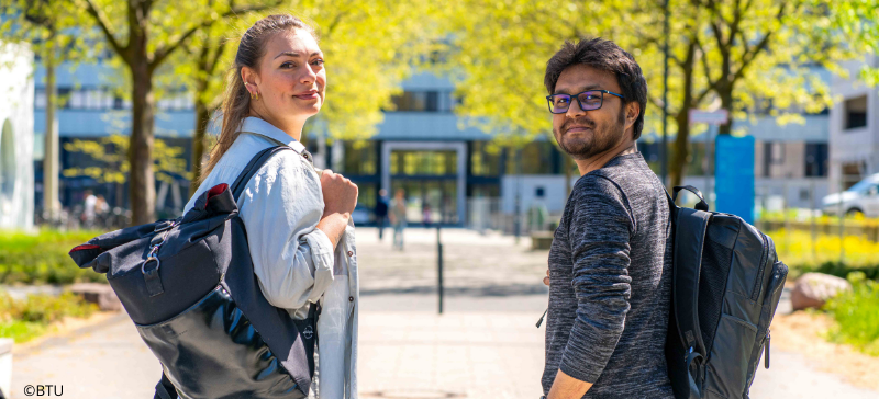 Zu sehen sind eine Frau und ein Mann auf dem Campus der BTU