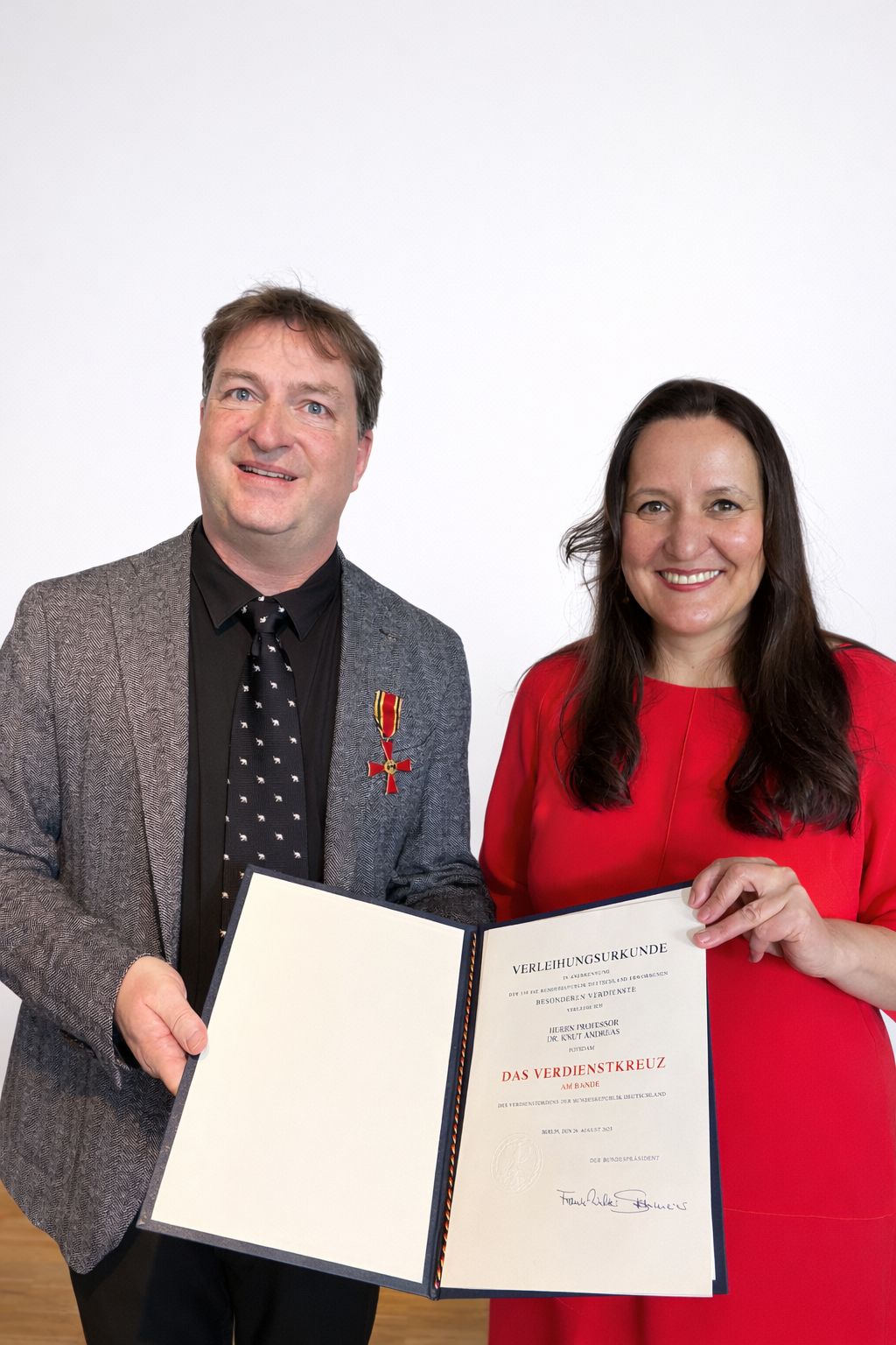 Gezeigt werden Knut Andreas mit der Urkunde und Manja Schüle