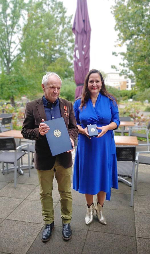 Auf dem Foto werden Ministerin Schüle und Jörg Näthe gezeigt