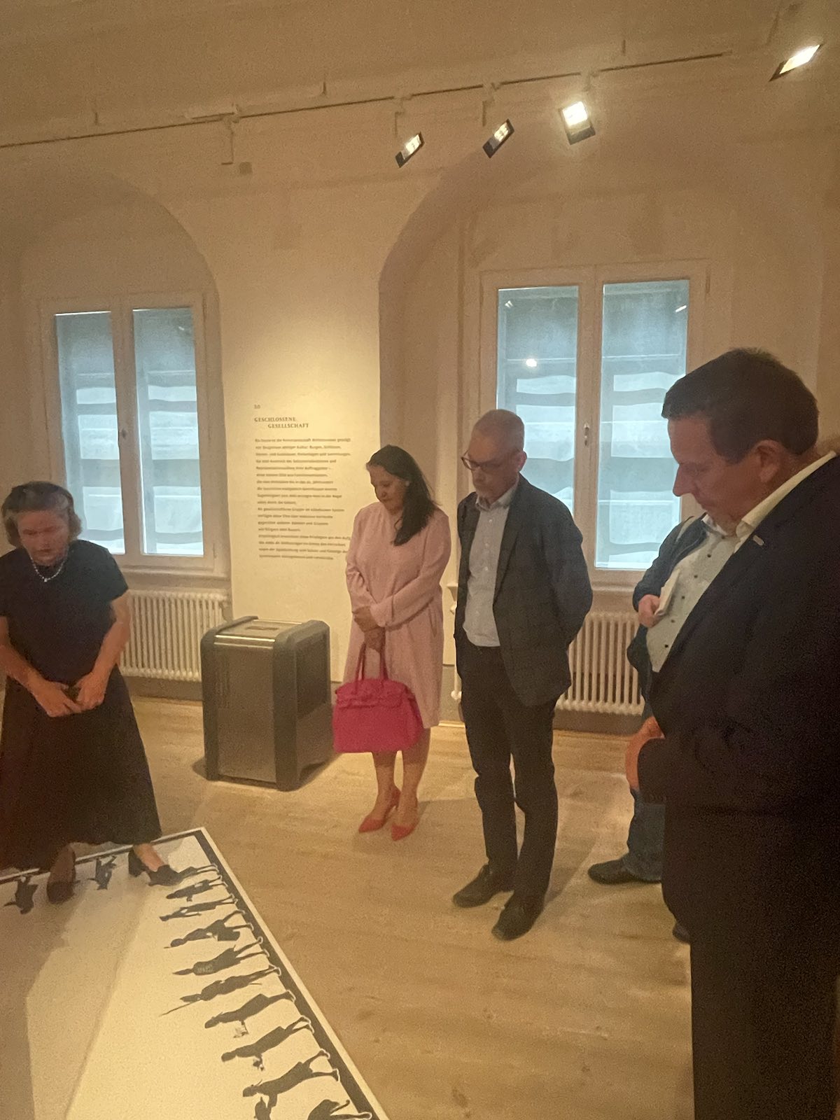 Gezeigt wird auf dem Foto Ministerin Schüle mit den anderen Akteuen im Ausstellungsraum