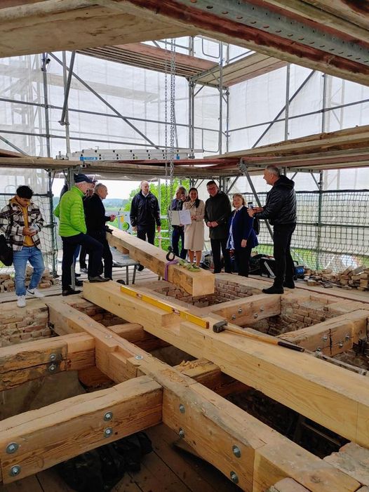 Auf dem Foto ist Ministerin Schüle im Rohbau des Turmes mit Akteuren bei der Übergabe des Förderbescheides abgebildet