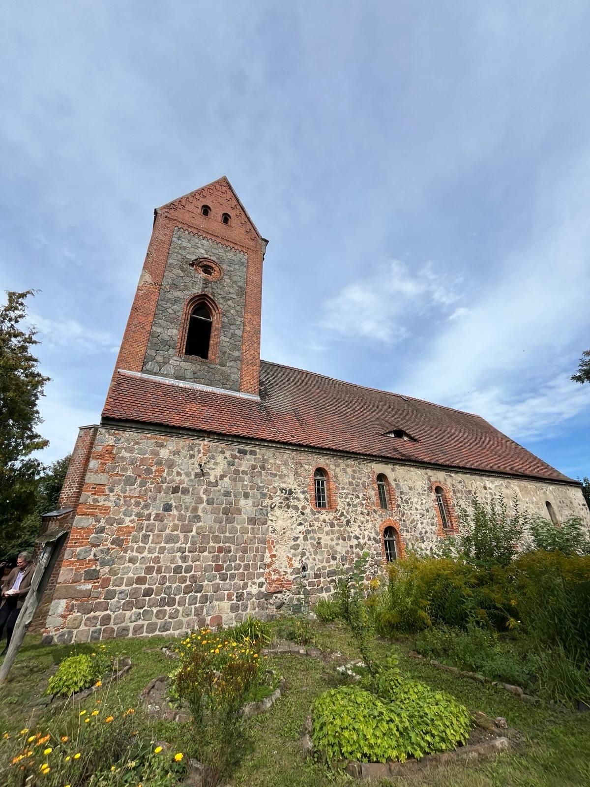 Außenansicht der Dorfkirche 
