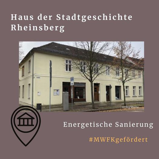 Grafik mit Foto des Hauses der Stadtgeschichte Rheinsberg, das in vanille-gelb verputzt ist