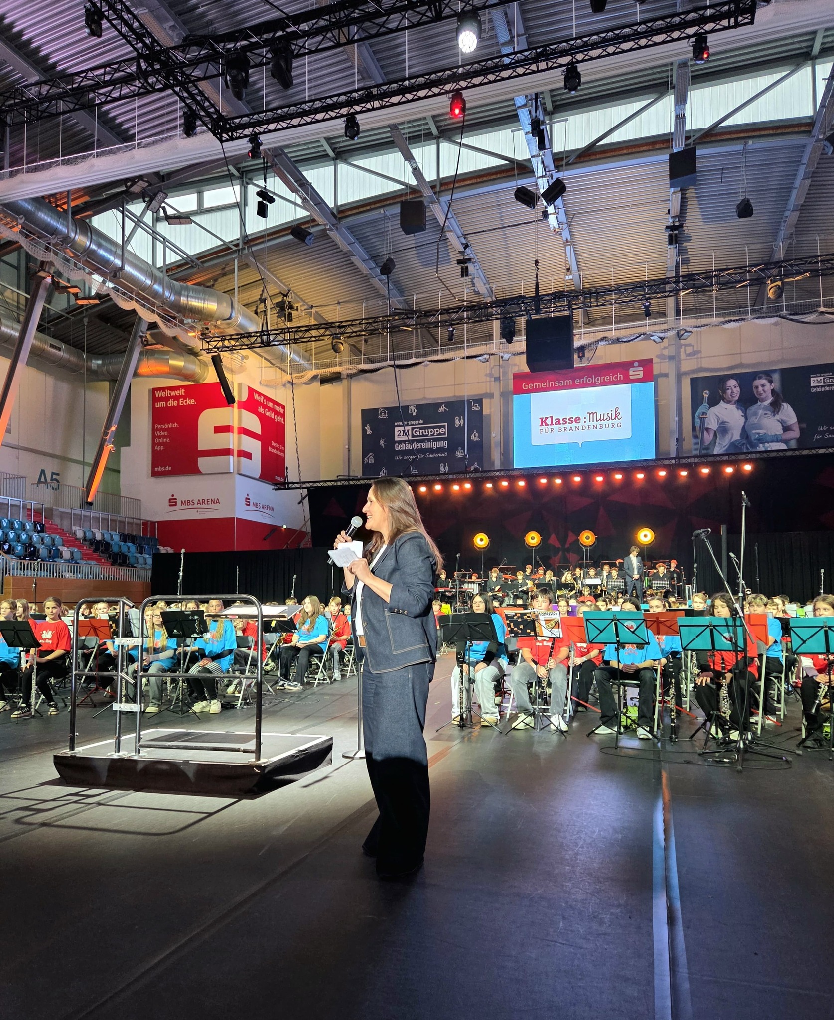 Gezeigt wird Ministerin Schüle vor Musikern und Publikum bei der Eröffnungsrede