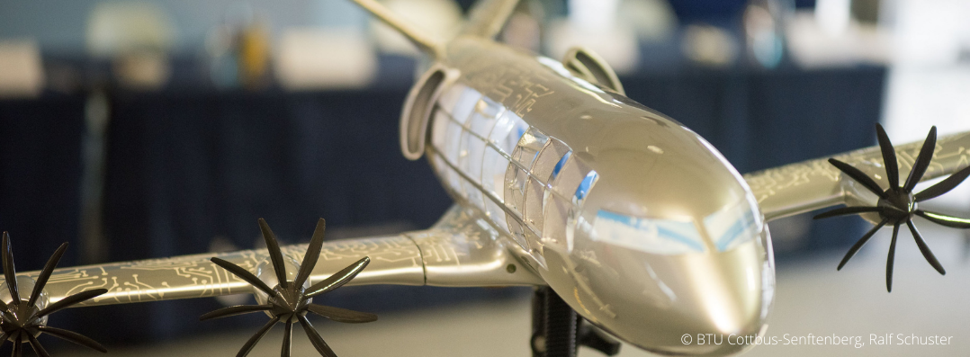 Bild: Zu sehen ist ein Modell eines Flugzeugs mit mehreren Propellern