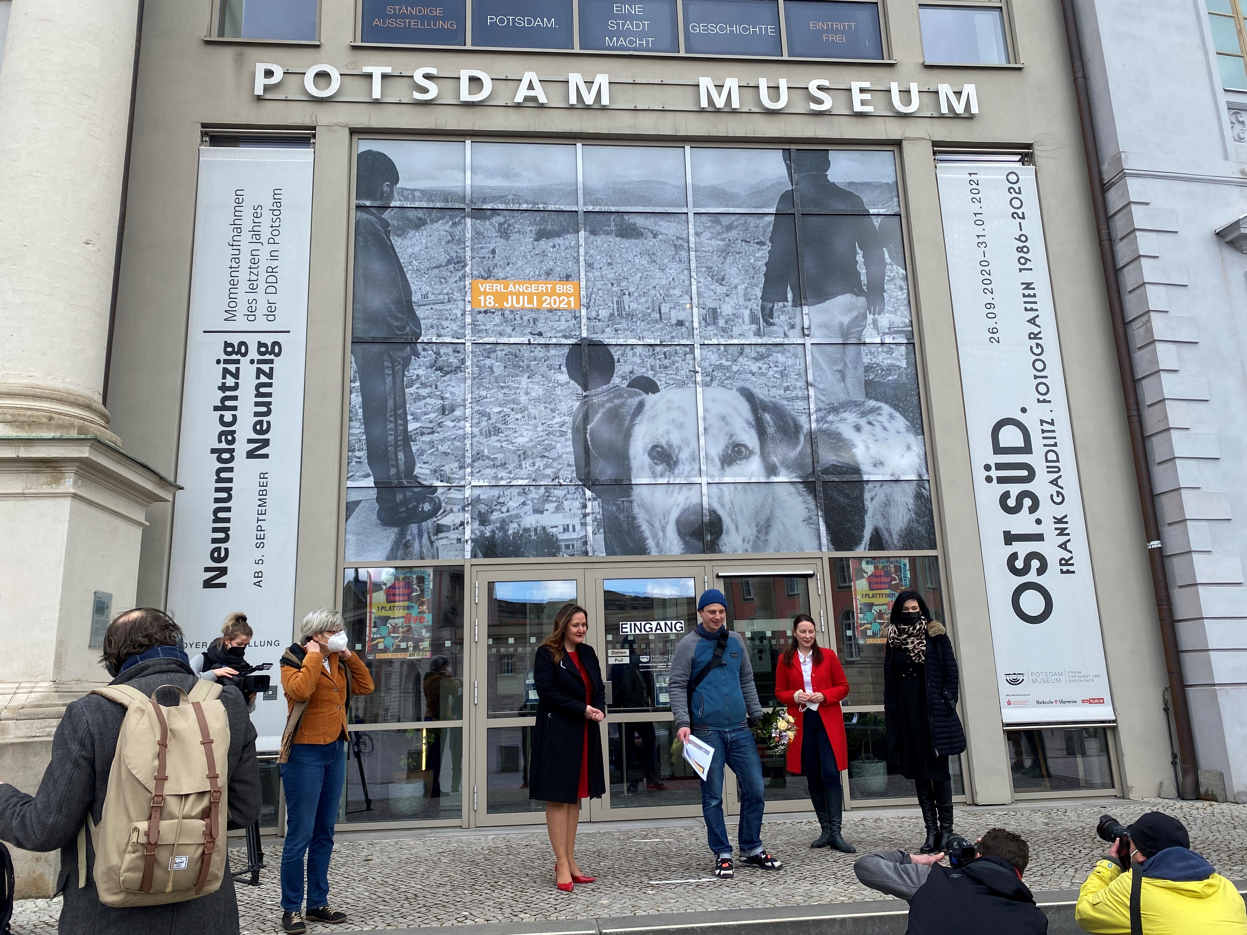 Außenaufnahme des Potsdam Museums mit Ministerin, Beigeordneter und Geschäftsführerin Museumsverband