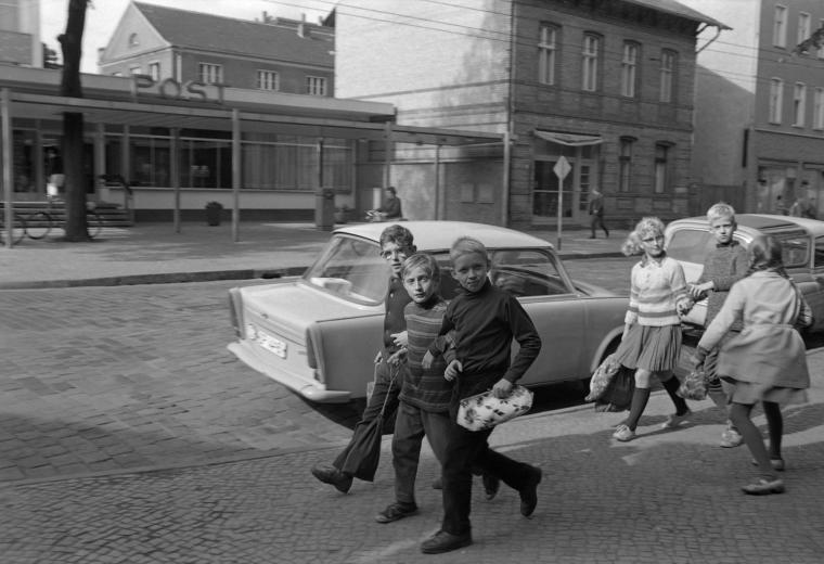 Auf dem Foto wird eine Gruppe Kinder aus dem Jahr 1969 vor dem ehemaligen Postamt in Babelsberg gezeigt