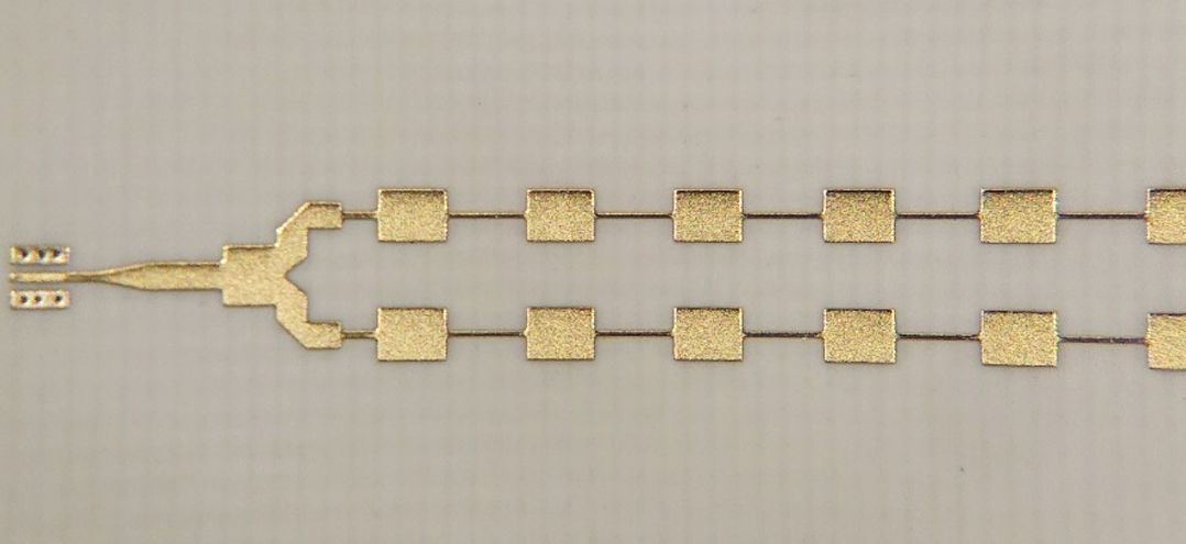 Zu sehen ist eine Abbildung einer im Fraunhofer-Institut für Zuverlässigkeit und Mikrointegration hergestellten Antenne in gold