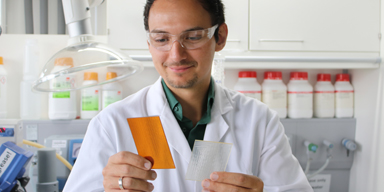 Dr. Ruben R. Rosencrantz bettet zuckerhaltige Makromoleküle in ein Harz ein und beschichtet damit verschiedene Oberflächen