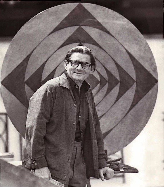 Foto zeigt Fritz Kühn vor einer seiner Skulpturen