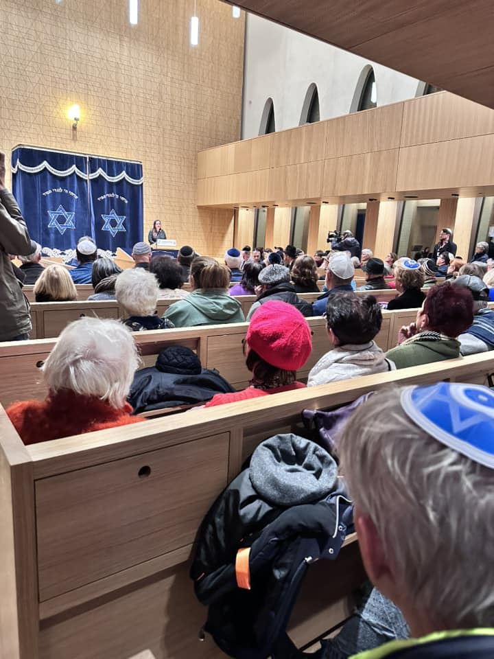 Gezeigt wird auf dem Foto Ministerin Schüle bei ihrer Rede im Synagogenzentrum Potsdam