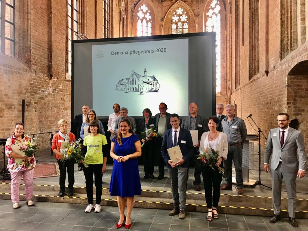 Preisträgerinnen und Preisträger gemeinsam mit Ministerin Manja Schüle im Paulikloster in Brandenburg an der Havel