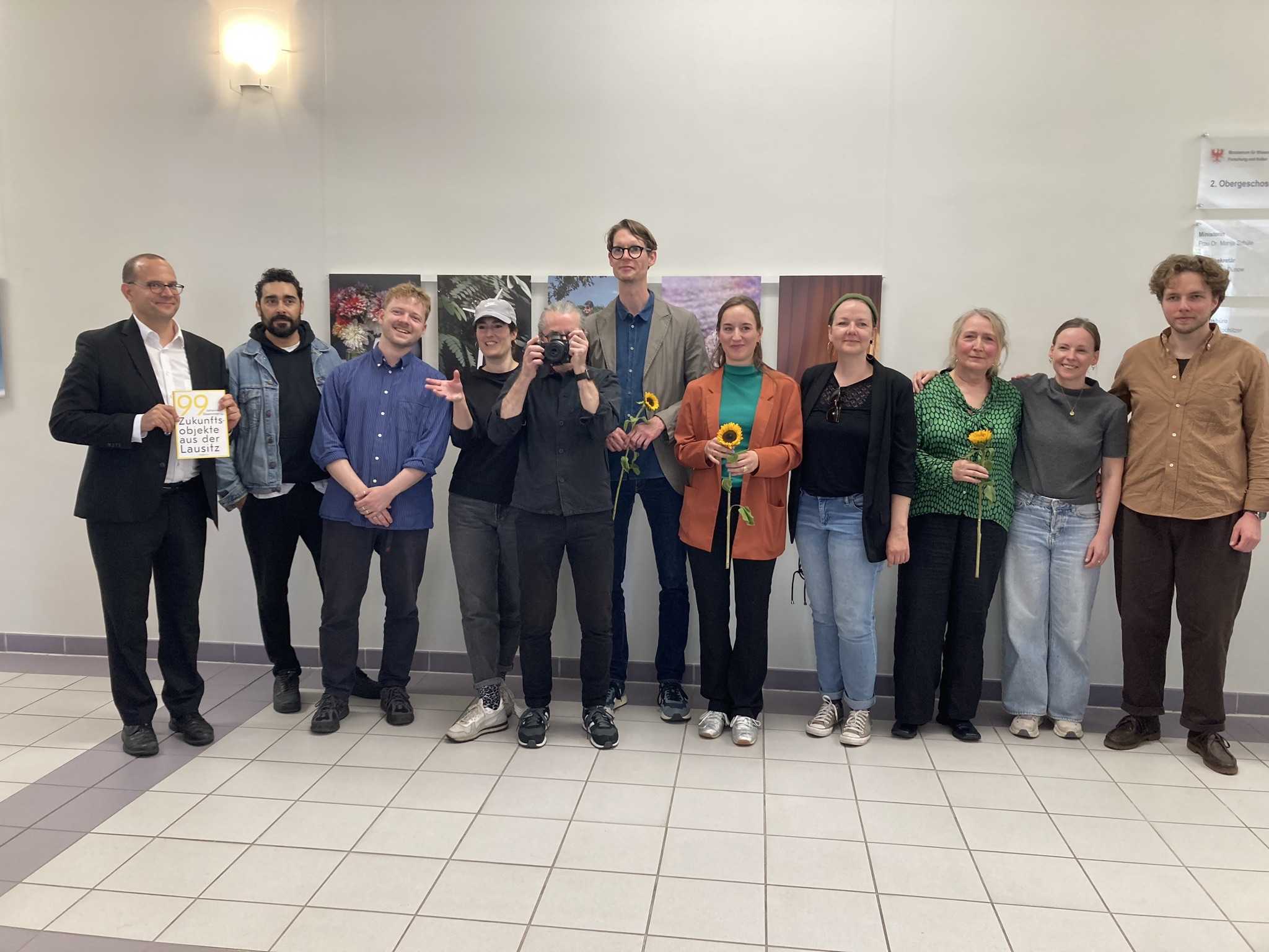 Gezeigt werden die Fotografen mit Staatssekretär Dünow