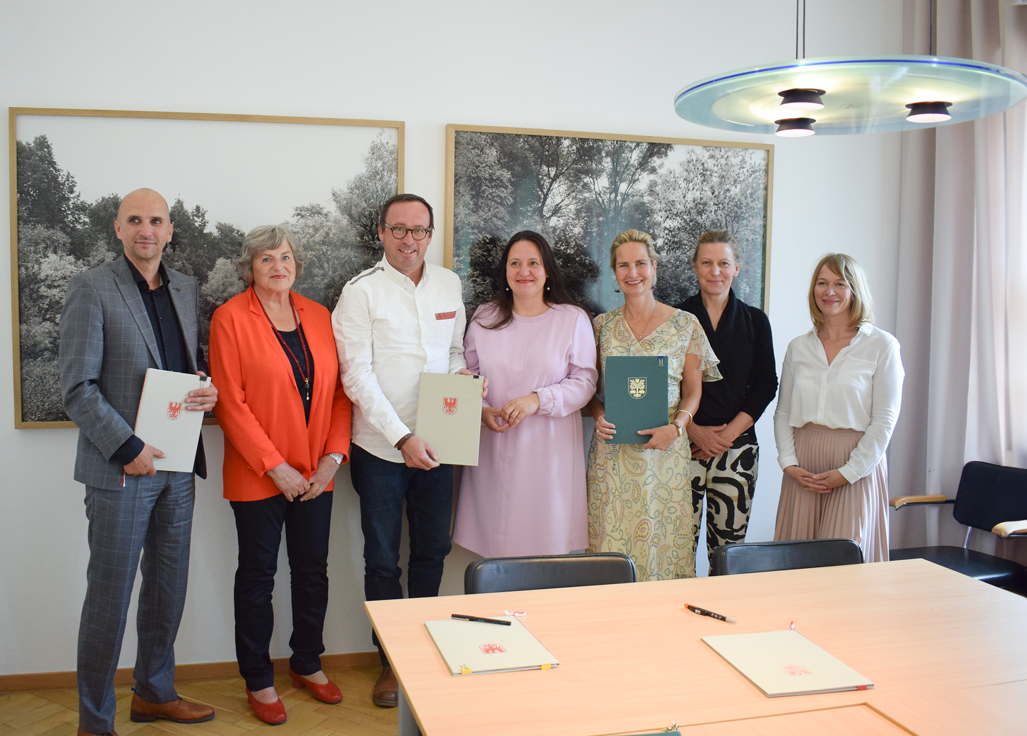 Gezeigt wird ein Foto mit Ministerin Schüle, dem Präsidenten der HNEE und anderen Akteuren der Unterzeichnung