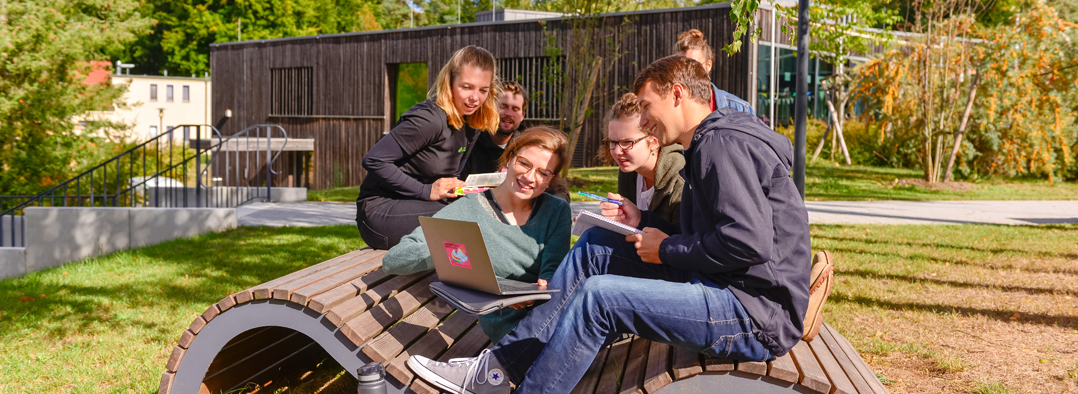 Studentengruppe sitzen zusammen auf dem Campus der Hochschule für nachhaltige Entwicklung Eberswalde