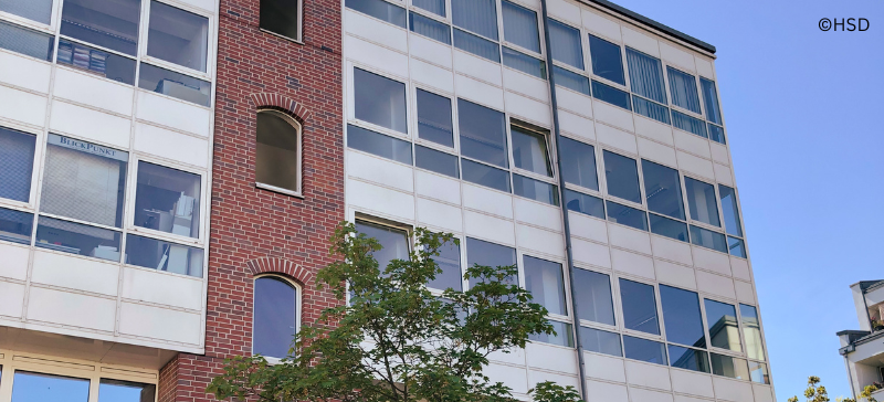 Zu sehen ist die Außenfassade des Standortes der Hochschule Döpfer in Potsdam Babelsberg