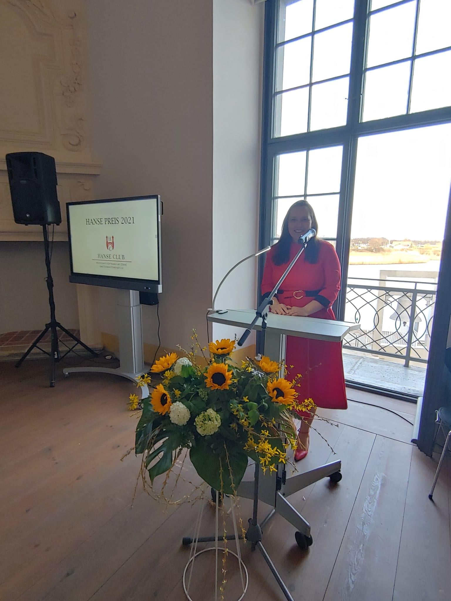 Bild zeigt Ministerin Schüle bei der Rede zur Preisverleihung