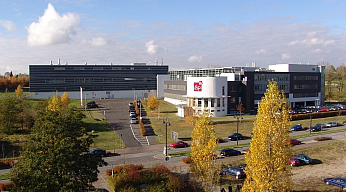 Das Institutsgebäude und -gelände des IHP in Frankfurt mit der Pilotlinie