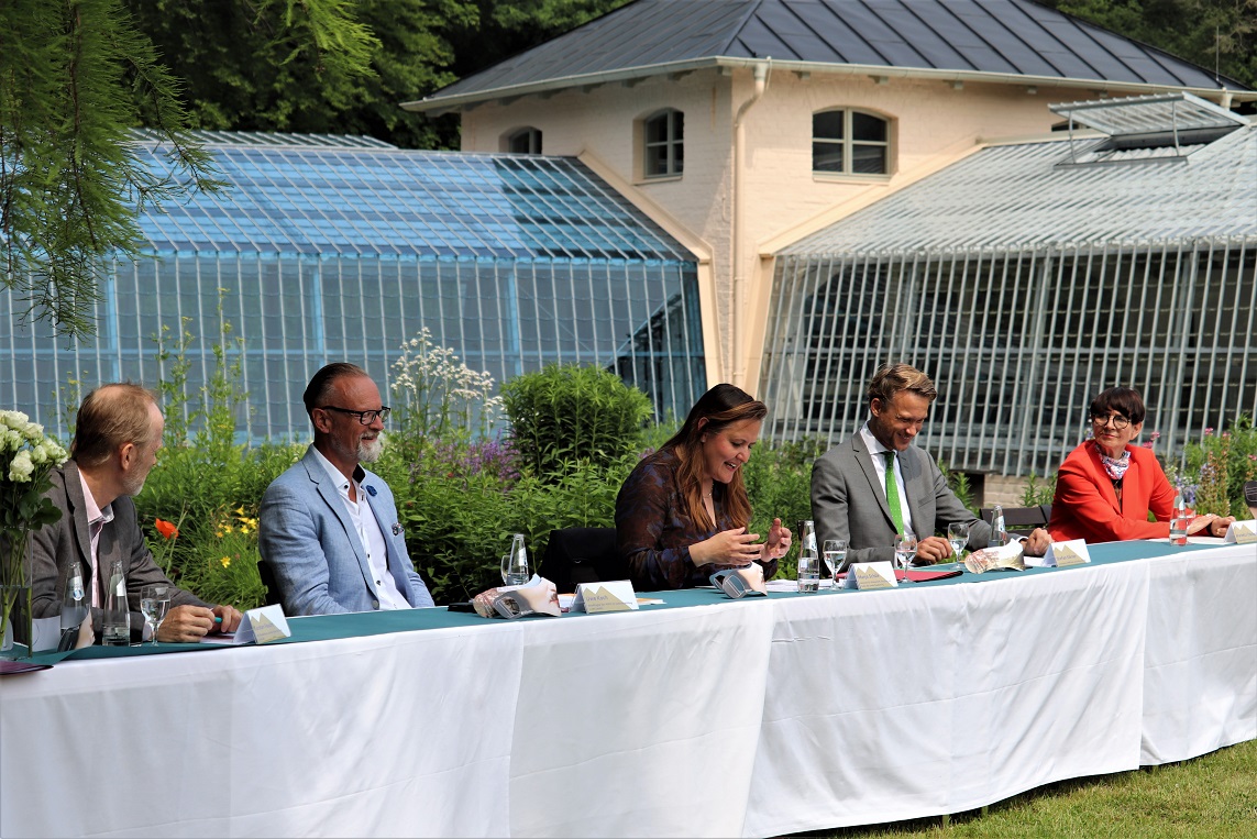 Foto von Ministerin Schüle und Partnern beim Startschuss für den Ideenwettbewerb am 12. Juni im Park Branitz