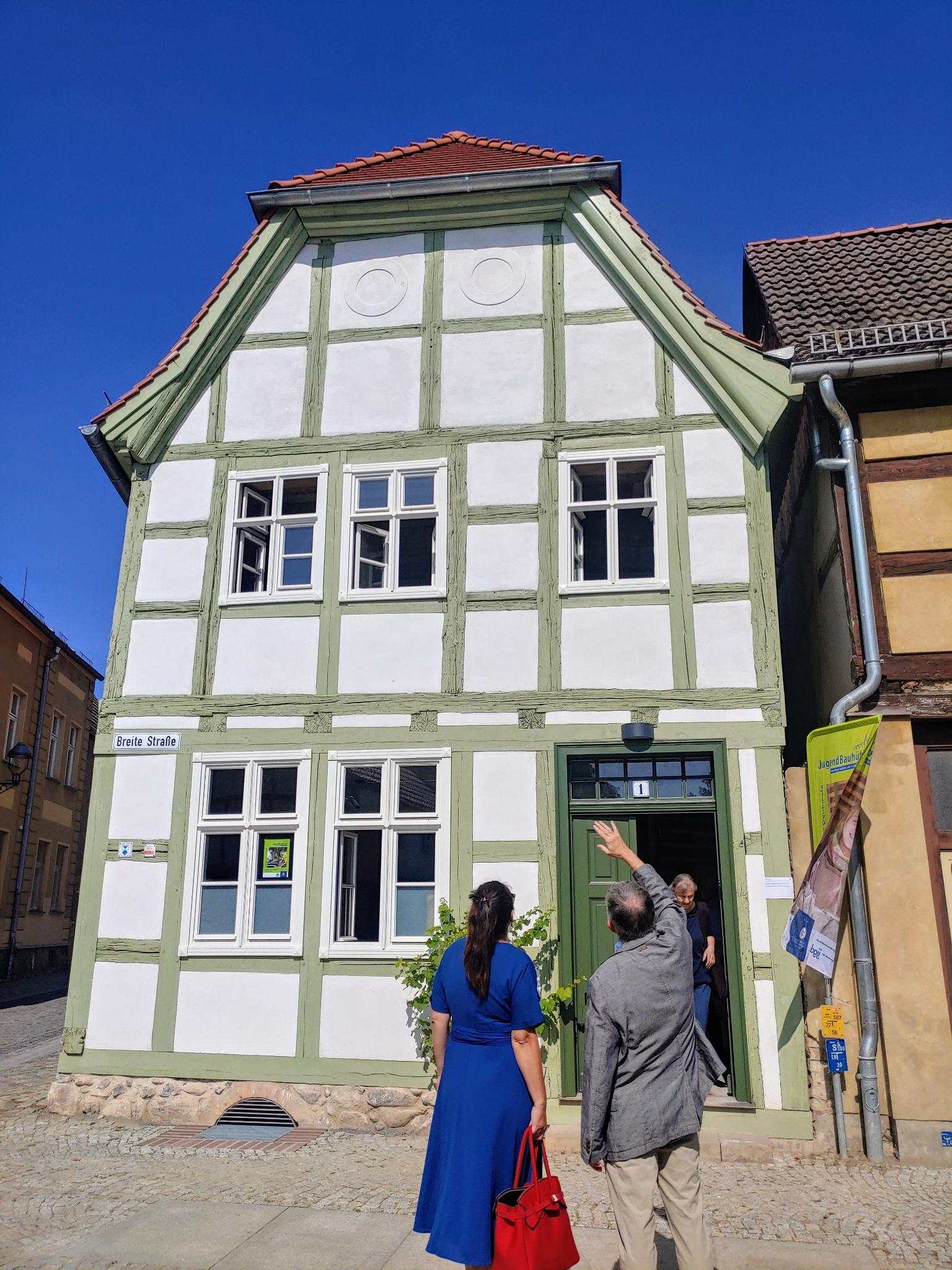 Gezeigt wird Ministerin Schüle vor der Jugendbauhütte in Treuenbrietzen