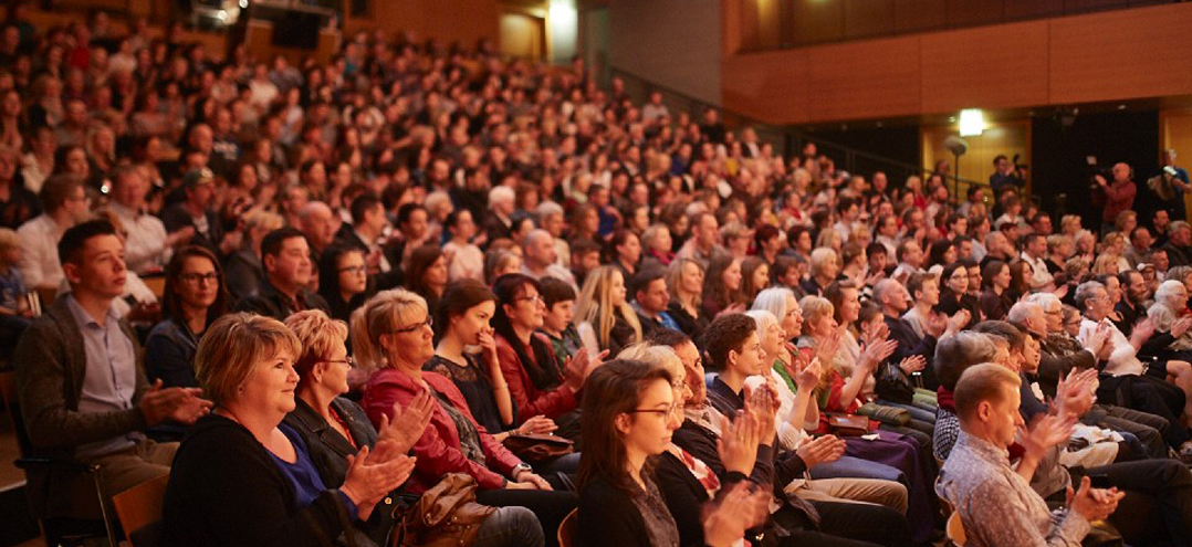 Bild: Publikum während einer Aufführung im Kleist Forum