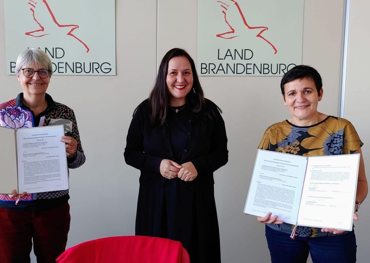 Das Foto zeigt Susanne Köstering, Manja Schüle und Kathrin Winkler mit der Kooperationsvereinbarung