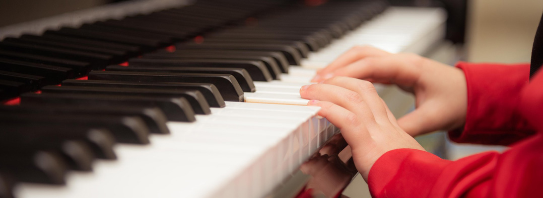 Ein Kind spielt Klavier