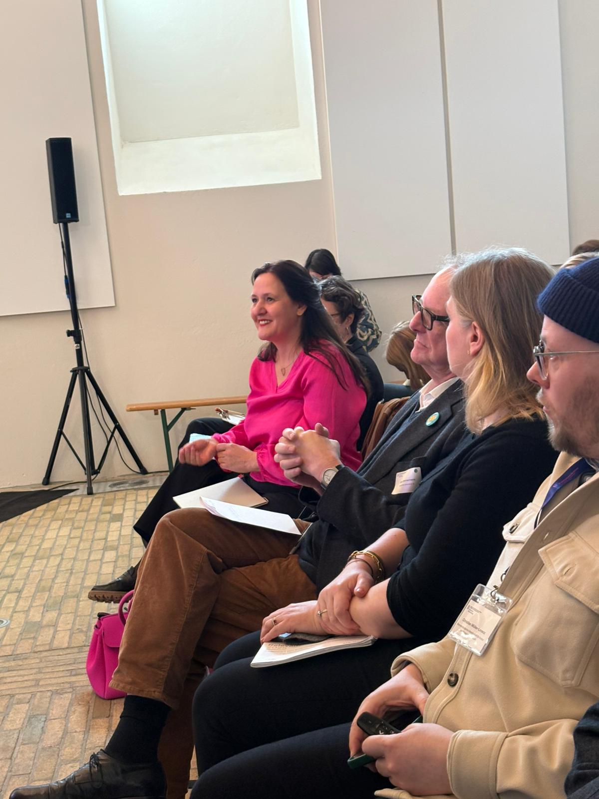 Gezeigt wird Ministerin Schüle im Gespräch