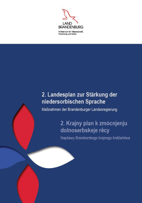 Bild vergrößern (Bild: Zu sehen ist das Titelblatt der neuen Broschüre mit dem Schriftzug 2. Landesplan zur Stärkung der niedersorbischen Sprache auf dunkelblauen Hintergrund)