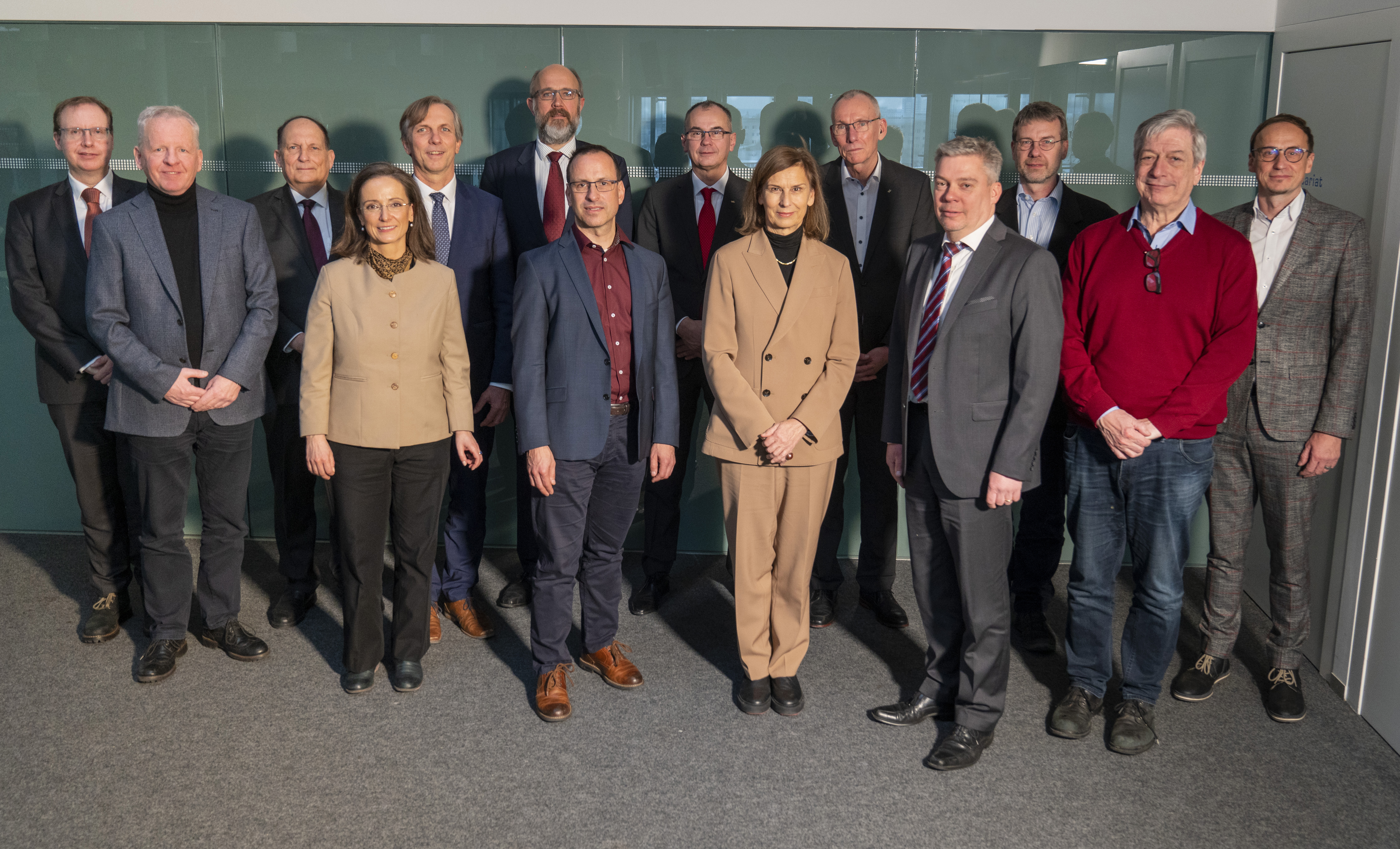 Die Gründungsmitglieder des Lausitz Science Networks am 14. Dezember 2022 an der BTU Cottbus-Senftenberg. (v.l.n.r.): Michael Hübner (BTU), Thomas Büsse (IAP), Günther Tränkle (FBH), Karin-Irene Eiermann (FBH), Mario Ragwitz (EIG), Lars Enghardt (DLR), Harald Schenk (IPMS), Andreas Peter (DLR), Gesine Grande (BTU), Uwe Riedel (DLR), Gerhard Kahmen (IHP), Bernd Wenzel (KEI), Harry Lehmann (PtX), Andreas Otto (BBSR)