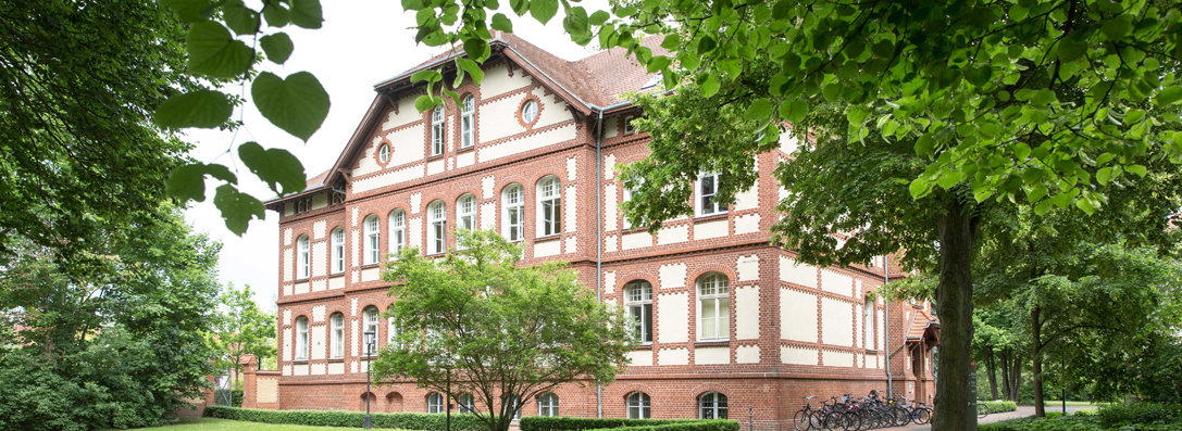 Bild: Zu sehen ist das Gebäude der Medizinischen Hochschule Brandenburg -  Theodor Fontane