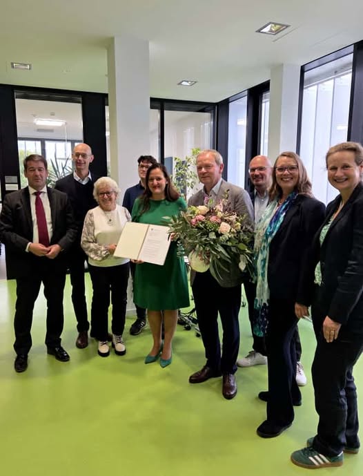 Gezeigt wird auf dem Foto Ministerin Schüle bei der feierlichen Verleihung 