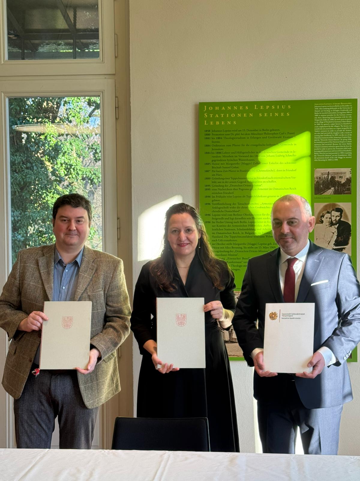 Gezeigt wird Ministerin Schüle mit dem Botschafter von Armenien und dem Leiter des Lepsiushauses