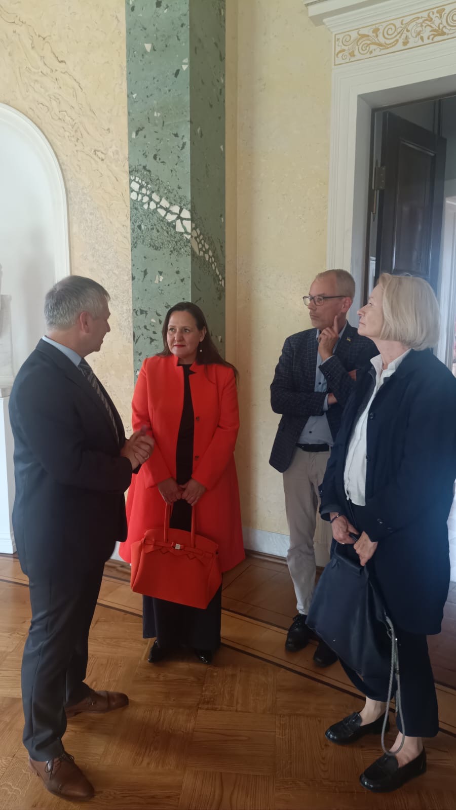 Gezeigt werden Ministern Schüle und Akteure im Marmorpalais