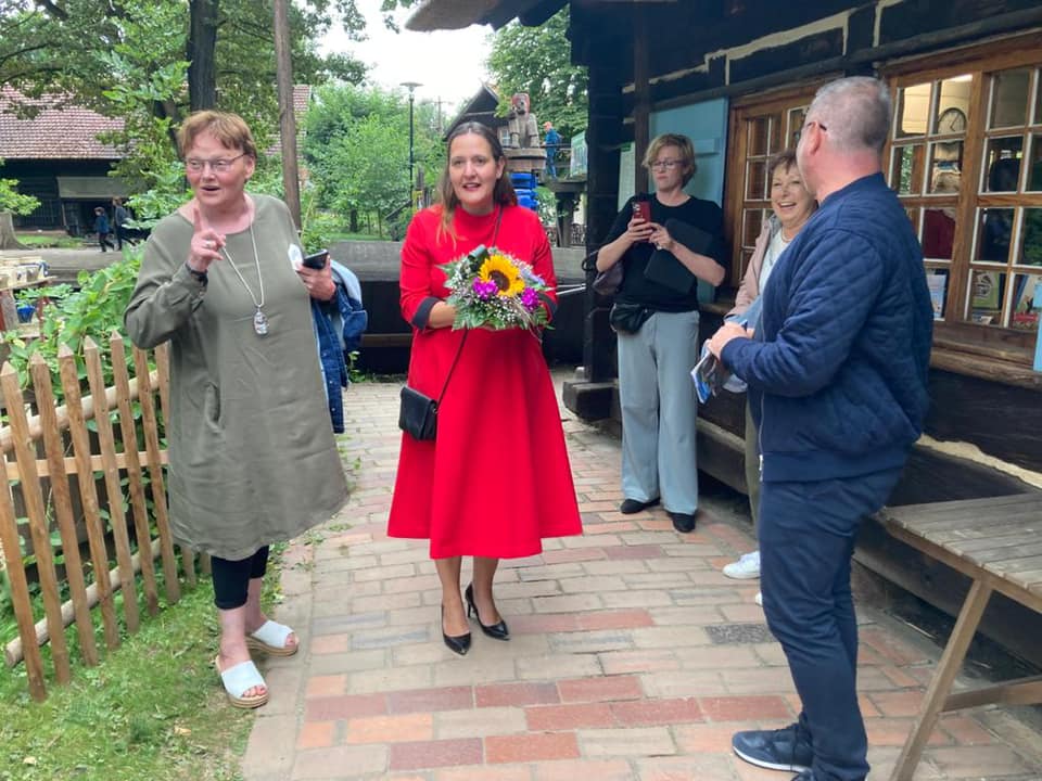 Foto von Ministerin Schüle mit der Bundestagsabgeordneten Sylvia Lehmann und anderen