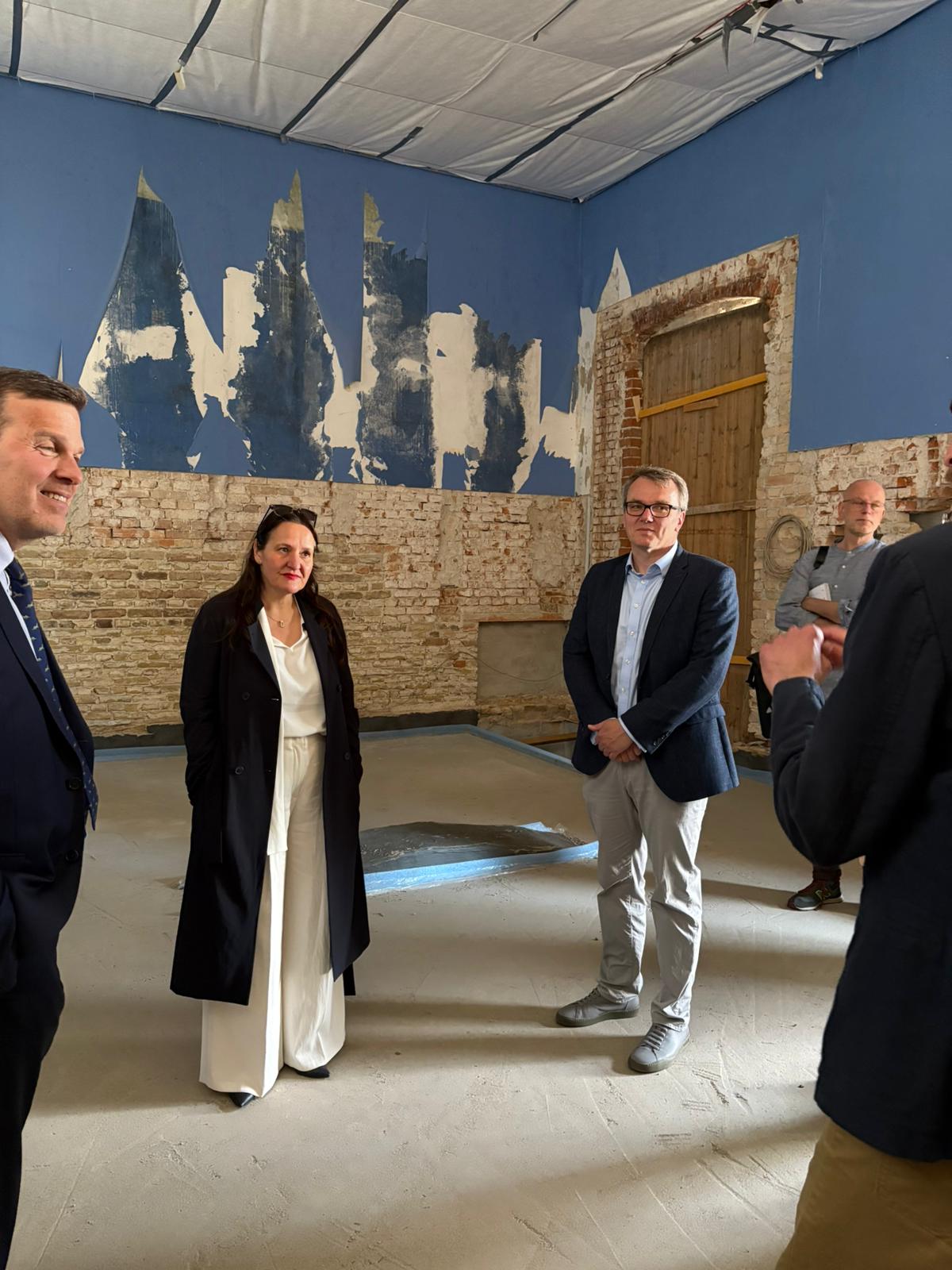 Ministerin Schüle beim Termin in den Römischen Bädern