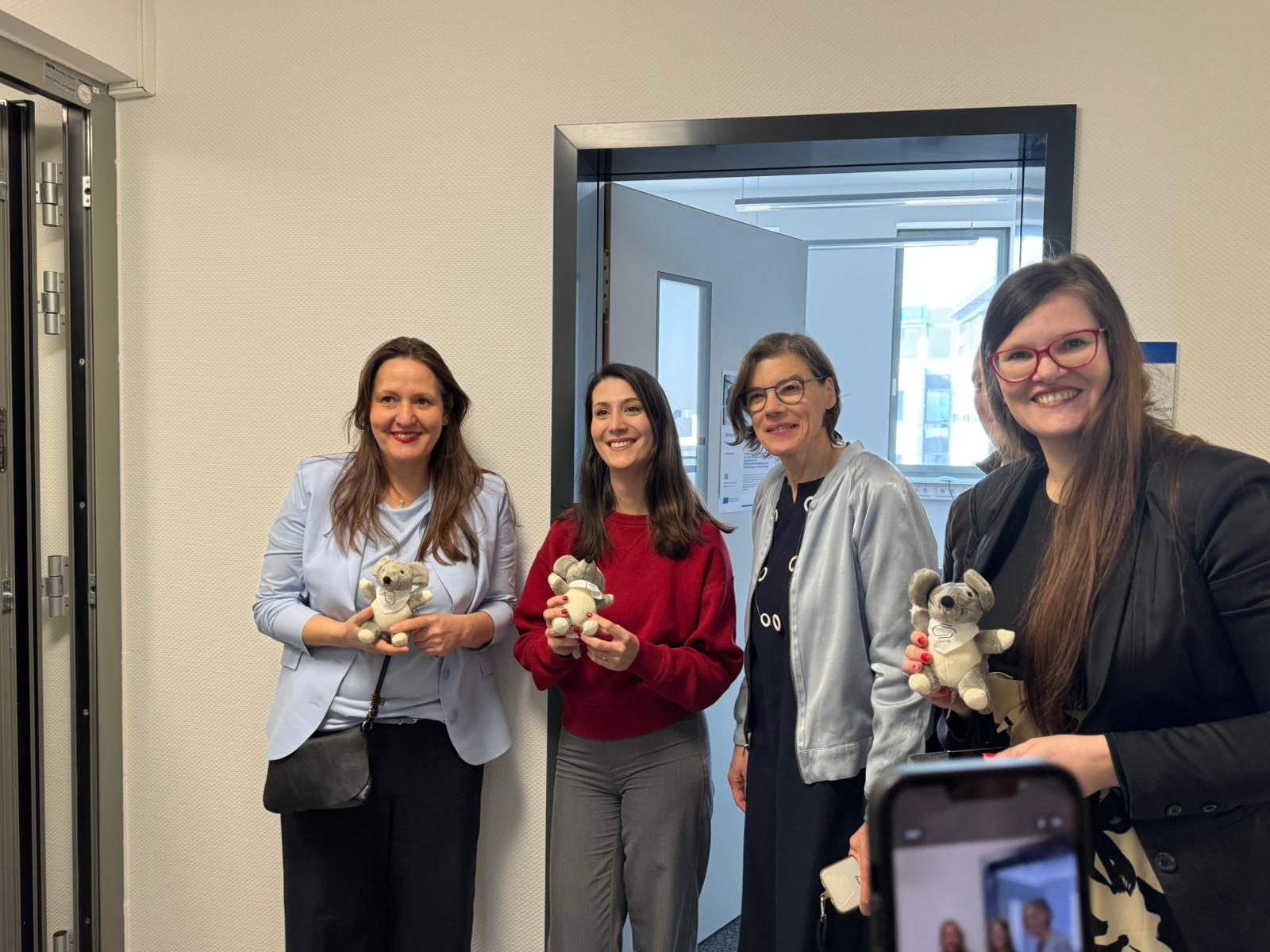 Gezeigt wird Ministerin Schüle mit wissenschaftlichen Mitarbeiterinnen eines Start-ups in Golm