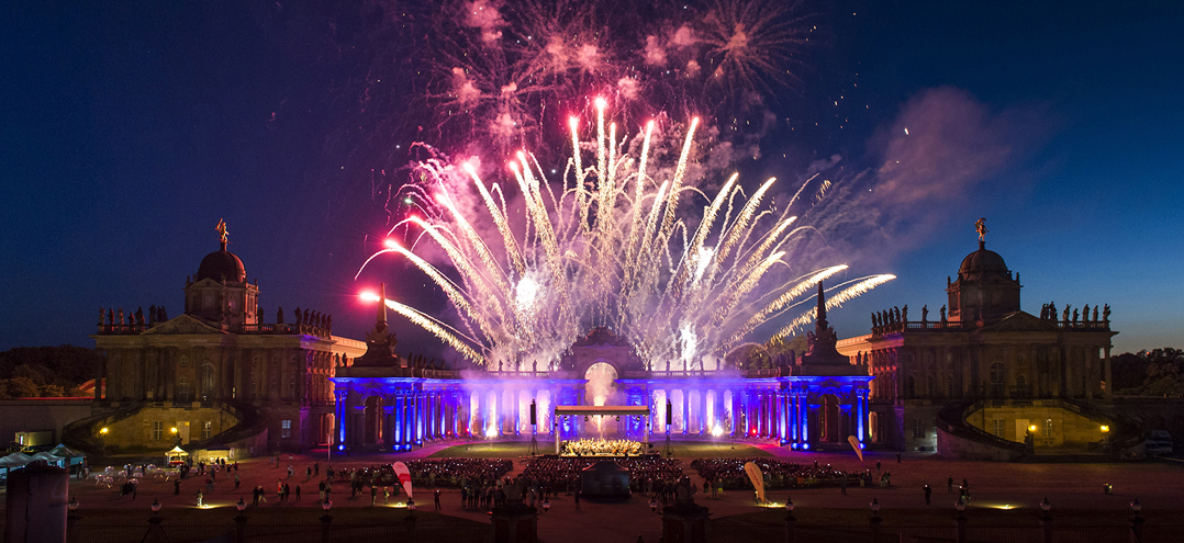 Bild: Feuerwerk bei Gala der Musikfestspiele Sanssouci über dem Neuen Palais in Potsdam