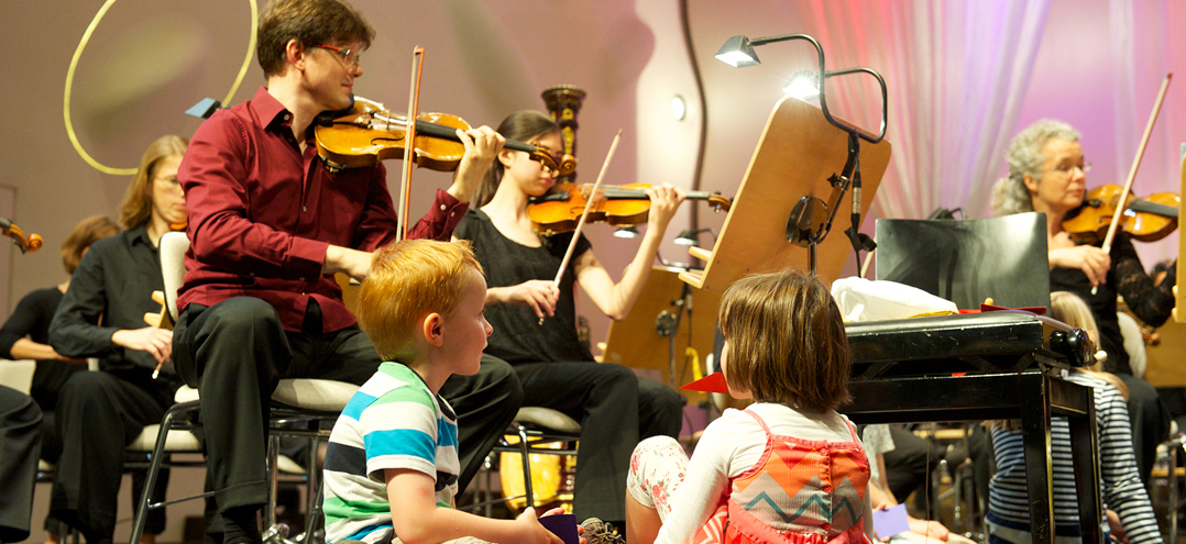 Bild: Kinder und Musiker im Nikolaisaal