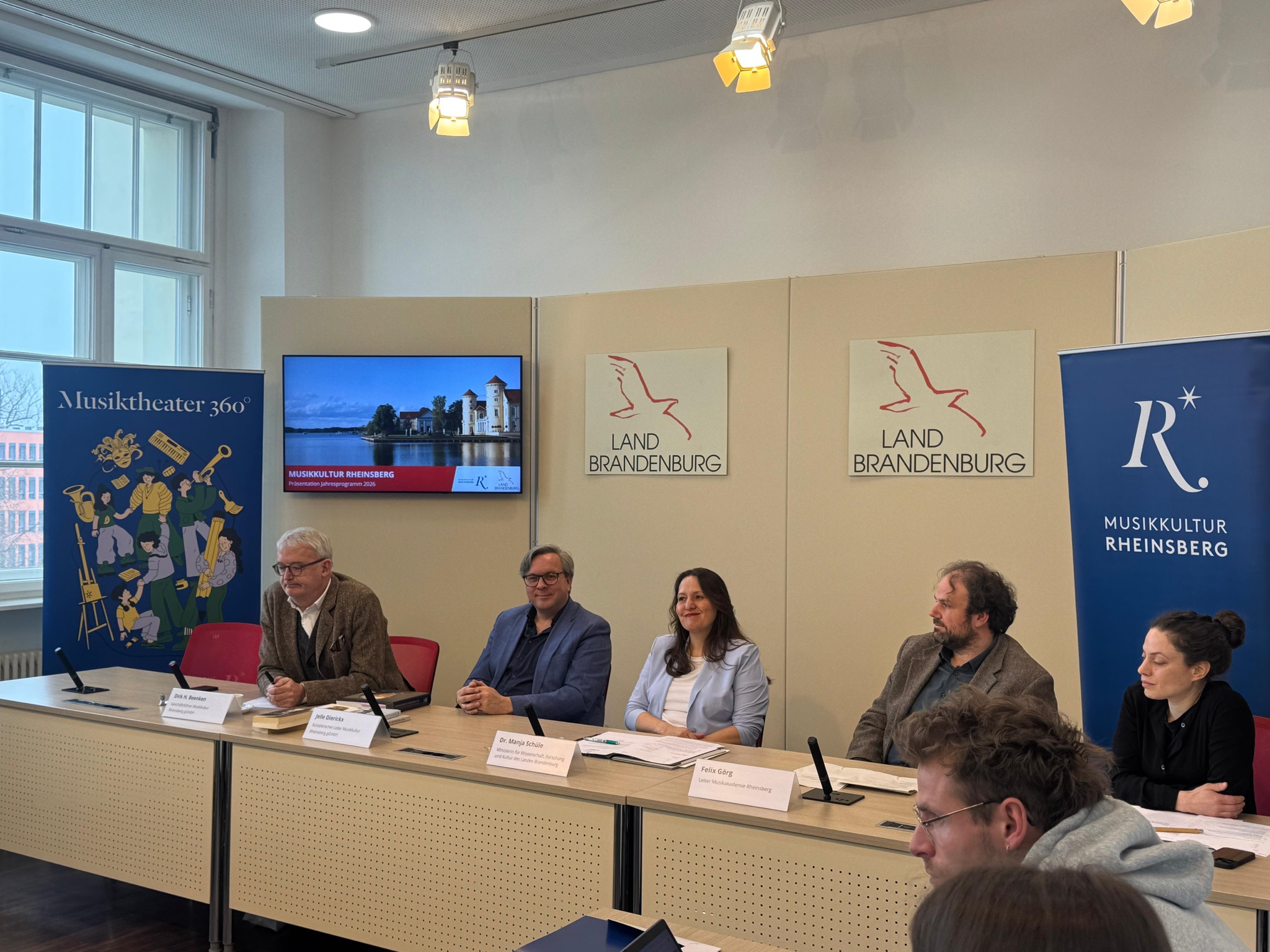 Gezeigt werden auf dem Foto Ministerin Schüle und die Akteure aus Rheinsberg während der PK