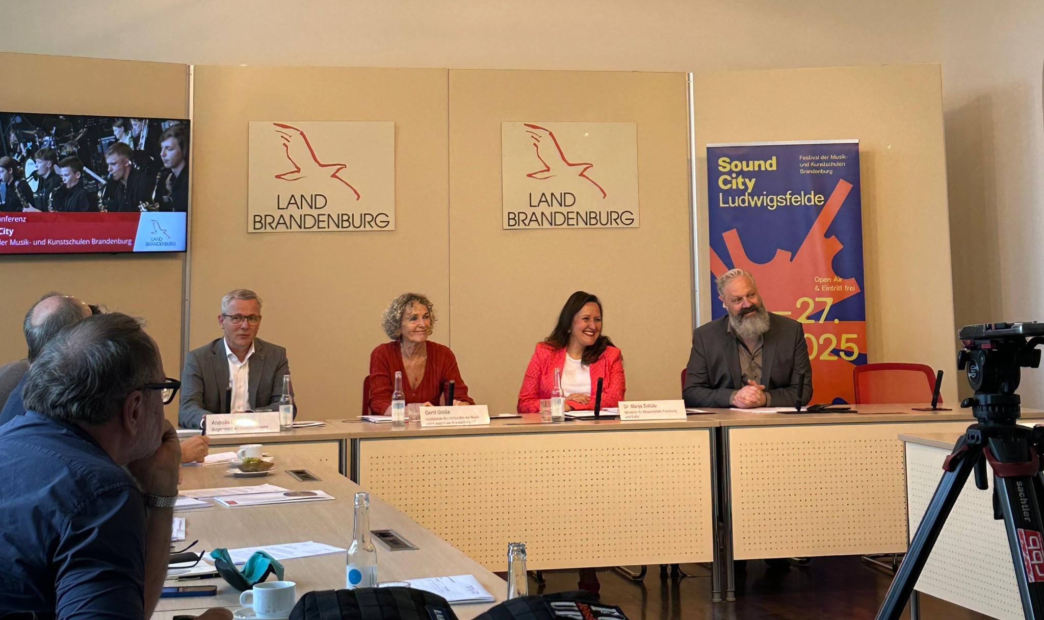 Zu sehen sind u.a. Ministerin Manja Schüle und Bürgermeister Igel bei der Pressekonferenz
